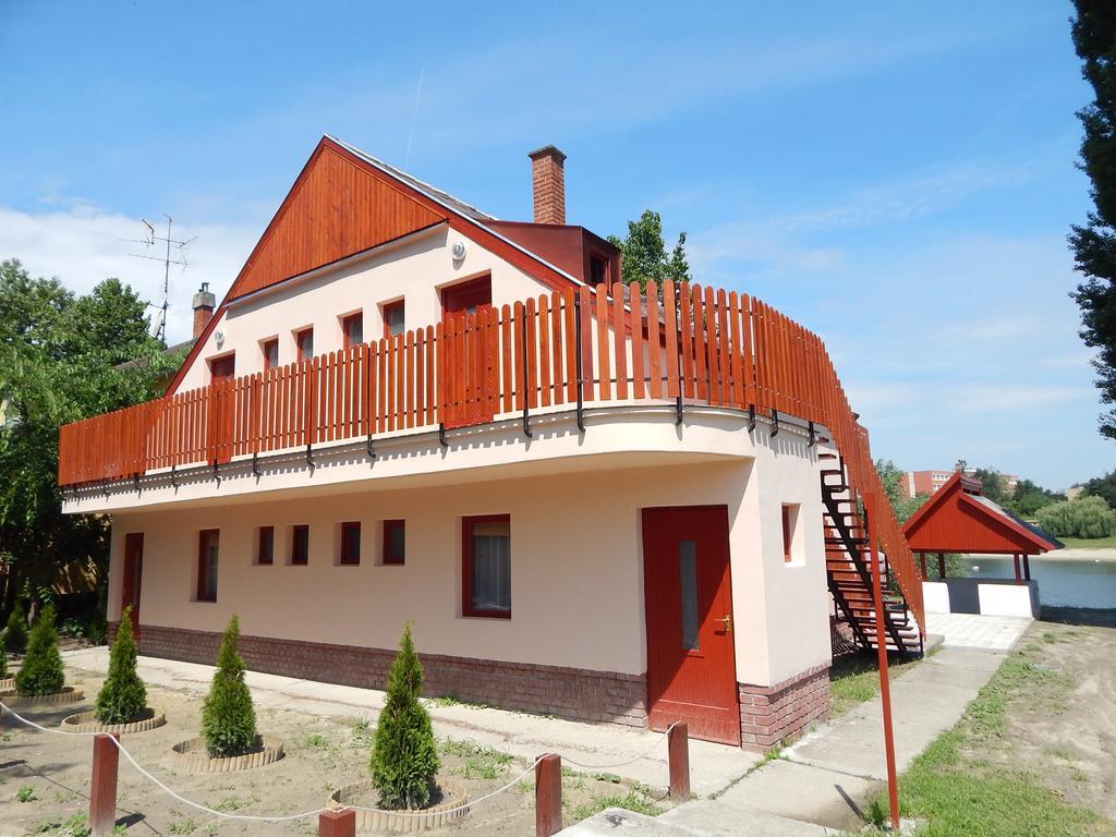 Napsugar Apartman Baja Exterior foto