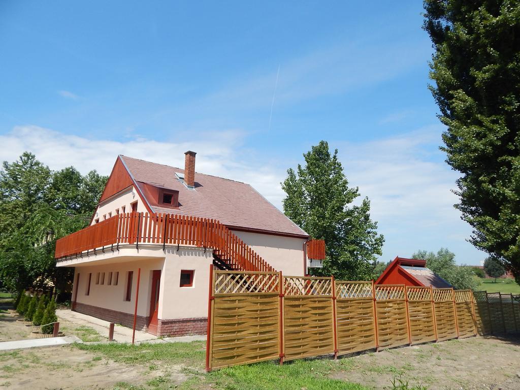 Napsugar Apartman Baja Zimmer foto